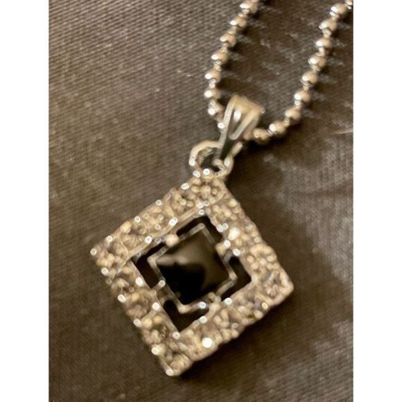 BEAUTIFUL BLACK N WHITE SAPPHIRE STEELING SILVER PENDANT N CHAIN - Picture 3 of 3